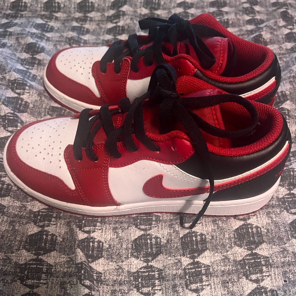 NWOB Air Jordan 1 low Size 4.5 Y